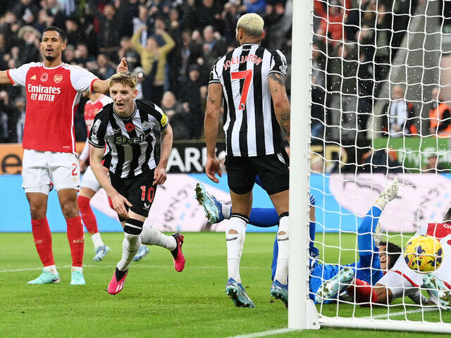 Newcastle end Arsenal's unbeaten run in controversial fashion | theScore.com