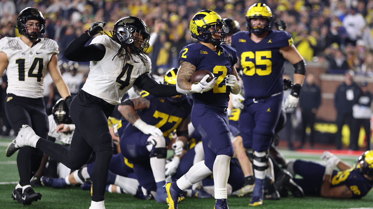 ANN ARBOR, MICHIGAN - NOVEMBER 04: Blake Corum #2 of the Michigan Wolverines scores a second half touchdown against the Purdue Boilermakers at Michigan Stadium on November 04, 2023 in Ann Arbor, Michigan. Michigan won the game 41-13.