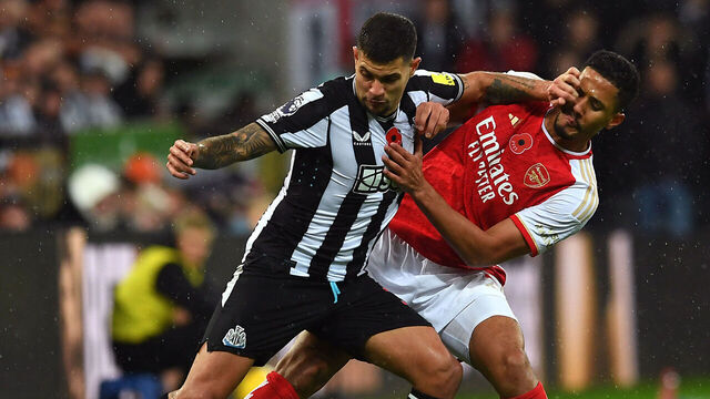 NEWCASTLE UPON TYNE, ENGLAND - NOVEMBER 04: Bruno Guimaraes of Newcastle United clashes with William Saliba of Arsenal during the Premier League match between Newcastle United and Arsenal FC at St. James Park on November 04, 2023 in Newcastle upon Tyne, England.