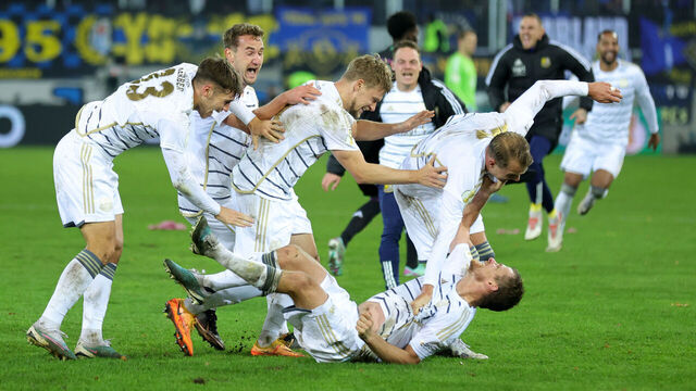 SAARBRUECKEN, GERMANY - NOVEMBER 01: Players of Saarbrücken Manuel Zeitz of FC Saarbruecken , Luca Kerber of FC Saarbruecken Julius Biada of FC Saarbrueckencelebrate after their sides victory the DFB cup second round match between 1. FC Saarbrücken and FC Bayern München at Ludwigsparkstadion on November 01, 2023 in Saarbruecken, Germany.