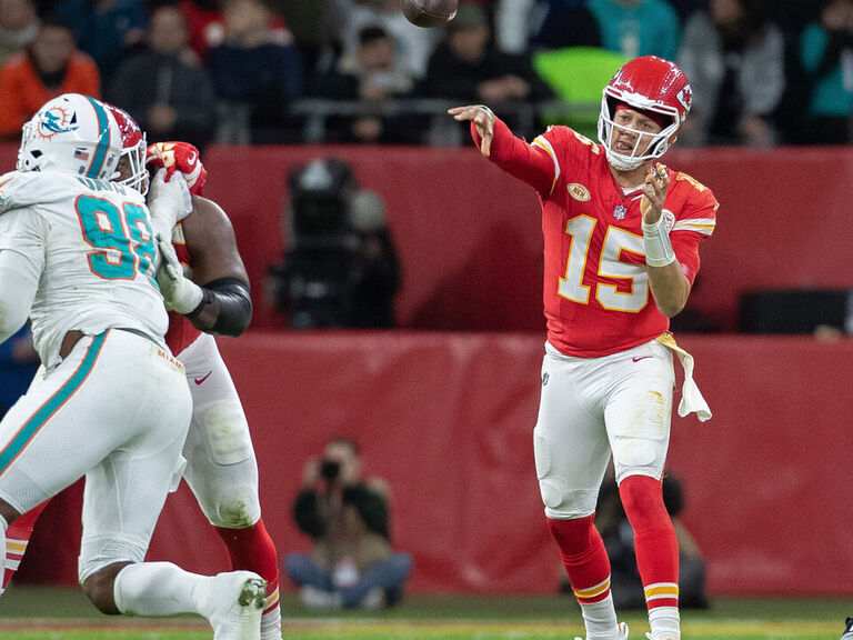 Der Spitzenreiter hält die Dolphins in einem Kampf der AFC-Rivalen in Deutschland zurück Der Spitzenreiter hält die Dolphins in einem Kampf der AFC-Rivalen in Deutschland zurück