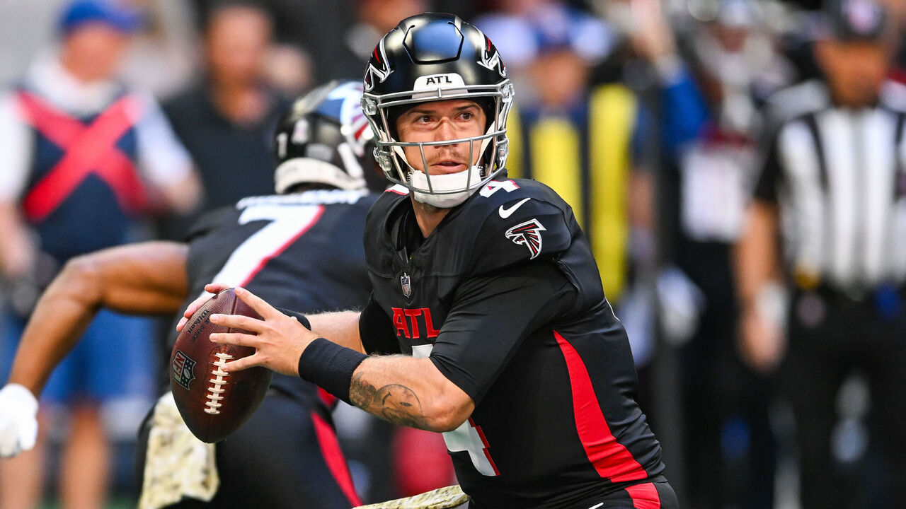 ATLANTA, GA NOVEMBER 05: Atlanta quarterback Taylor Heinicke (4) drops back to pass during the NFL game between the Minnesota Vikings and the Atlanta Falcons on November 5th, 2023 at Mercedes-Benz Stadium in Atlanta, GA.