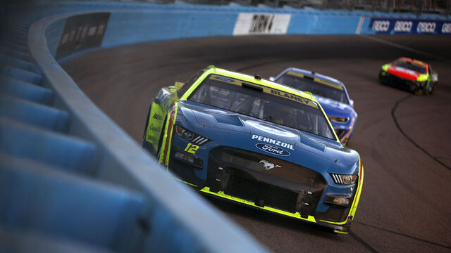 AVONDALE, ARIZONA - NOVEMBER 05: Ryan Blaney, driver of the #12 Menards/Dutch Boy Ford, Kyle Larson, driver of the #5 HendrickCars.com Chevrolet, and William Byron, driver of the #24 Axalta Chevrolet, race during the NASCAR Cup Series Championship at Phoenix Raceway on November 05, 2023 in Avondale, Arizona.