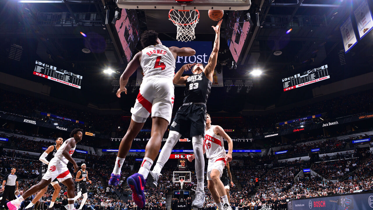 SAN ANTONIO, TX - NOVEMBER 5: Zach Collins #23 of the San Antonio Spurs drives to the basket during the game against the Toronto Raptors on November 5, 2023 at the Frost Bank Center in San Antonio, Texas. Mandatory Copyright Notice: Copyright 2023 NBAE (Photos by Michael Gonzales/NBAE via Getty Images)
