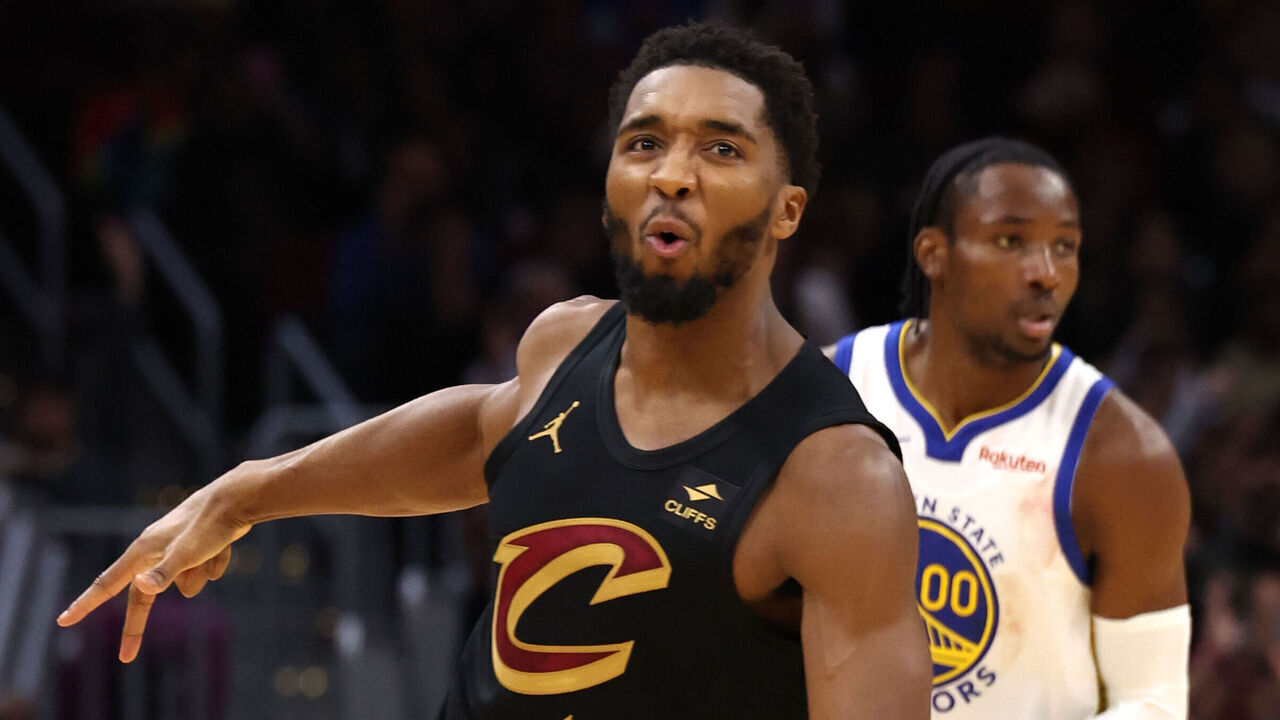 CLEVELAND, OH - NOVEMBER 5: Donovan Mitchell #45 of the Cleveland Cavaliers celebrates during the game against the Golden State Warriors on November 5, 2023 at Rocket Mortgage FieldHouse in Cleveland, Ohio. NOTE TO USER: User expressly acknowledges and agrees that, by downloading and/or using this Photograph, user is consenting to the terms and conditions of the Getty Images License Agreement. Mandatory Copyright Notice: Copyright 2023 NBAE