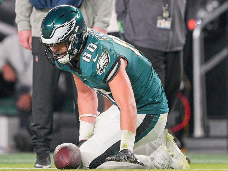 Report: Eagles' Goedert Suffered Forearm Fracture Vs. Cowboys ...