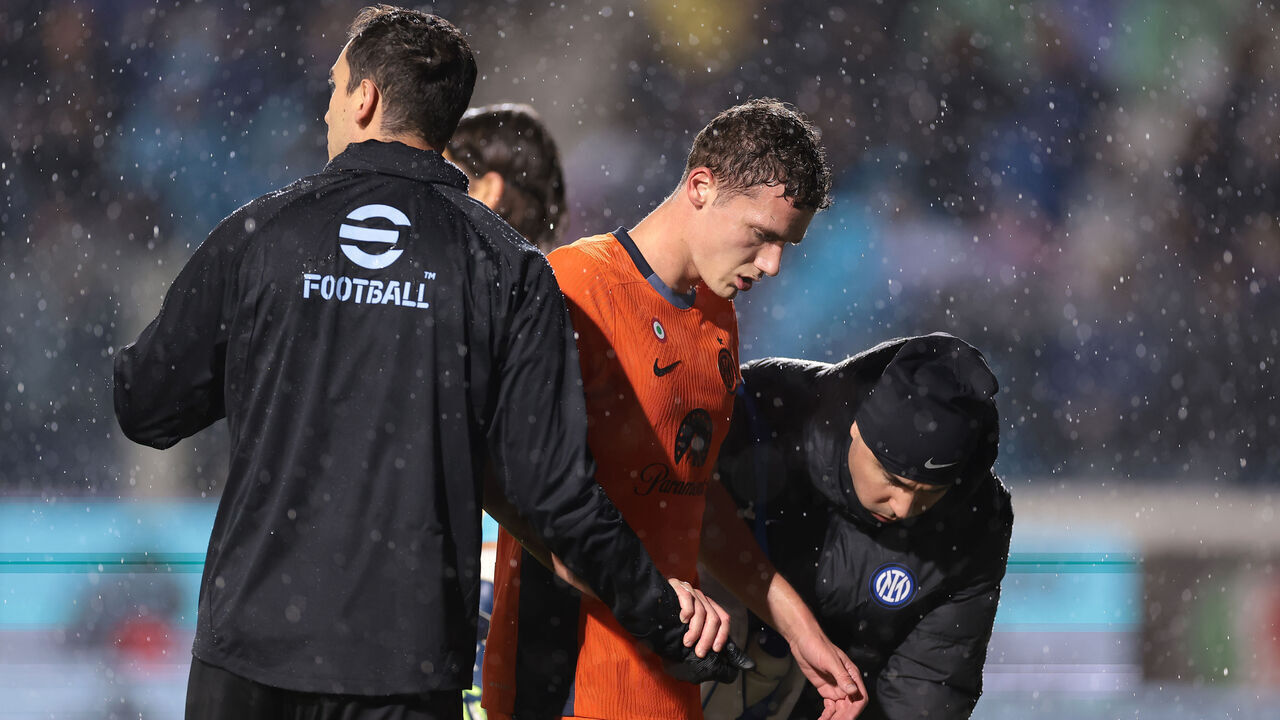 BERGAMO, ITALY - NOVEMBER 04: Benjamin Pavard of FC Internazionale is accompanied from the field of play by medical staff after temporarily dislocating his patelladuring the Serie A TIM match between Atalanta BC and FC Internazionale at Gewiss Stadium on November 04, 2023 in Bergamo, Italy.
