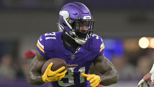 MINNEAPOLIS, MN - OCTOBER 23: Minnesota Vikings running back Cam Akers (31) runs with the ball during an NFL game between the Minnesota Vikings and San Francisco 49ers on October 23, 2023, at U.S. Bank Stadium in Minneapolis, MN.