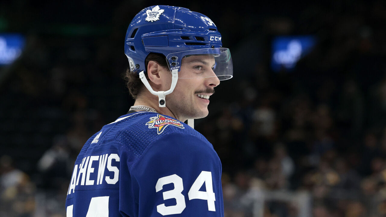 BOSTON, MA - NOVEMBER 02: Toronto Maple Leafs center Auston Matthews (34) smiles in warm up before a game between the Boston Bruins and the Toronto Maple Leafs on November 2, 2023, at TD Garden in Boston, Massachusetts.