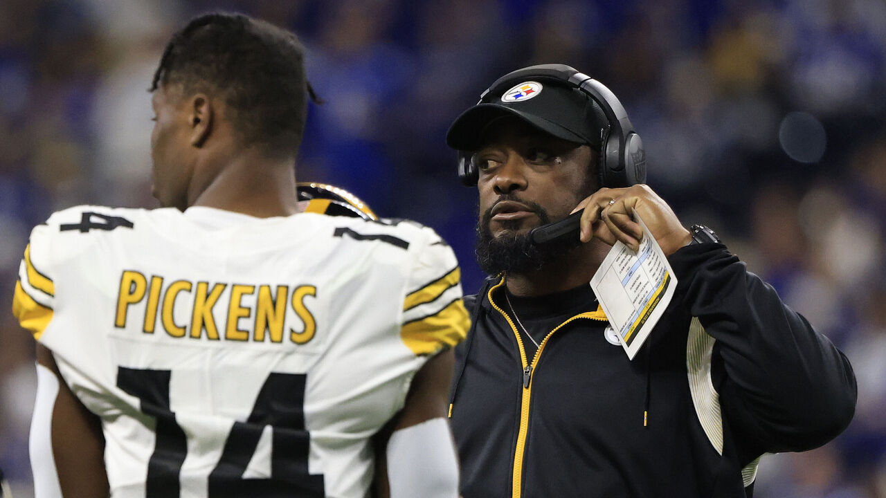 INDIANAPOLIS, INDIANA - NOVEMBER 28: Head coach Mike Tomlin of the Pittsburgh Steelers talks with George Pickens #14 in the game against the Indianapolis Colts at Lucas Oil Stadium on November 28, 2022 in Indianapolis, Indiana.