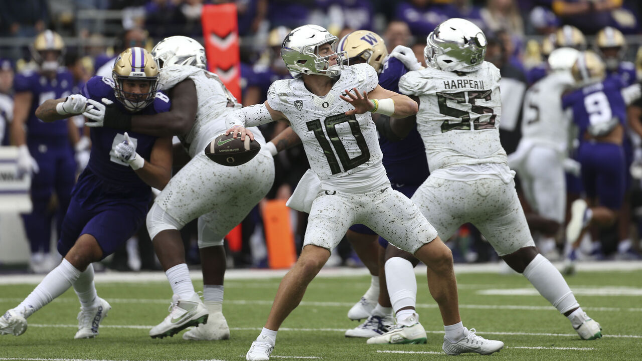 SEATTLE, WA - OCTOBER 14: Oregon (QB) #10 Bo Nix fires the ball downfield during the college football game between the Washington Huskies and the Oregon Ducks on October 14, 2023, at Husky Stadium in Seattle, WA.