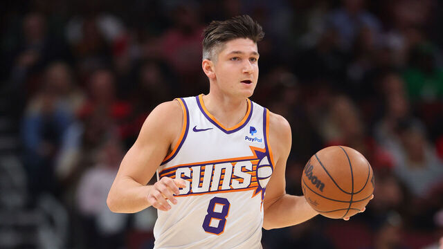 CHICAGO, ILLINOIS - NOVEMBER 08: Grayson Allen #8 of the Phoenix Suns dribbles up the court against the Chicago Bulls during the first half at the United Center on November 08, 2023 in Chicago, Illinois.
