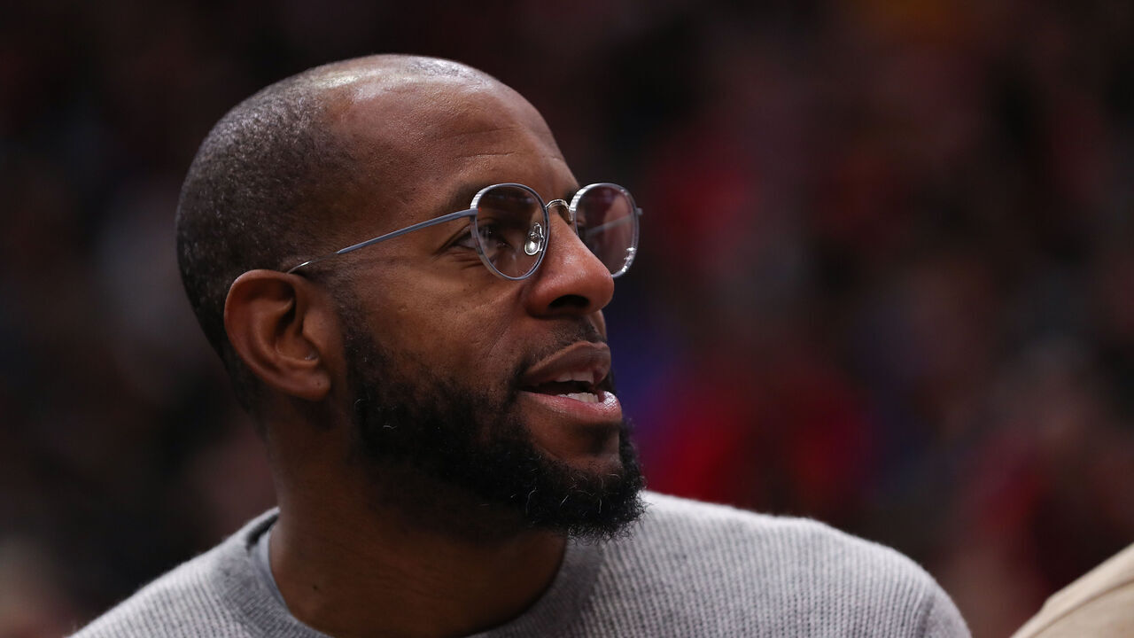 CHICAGO, IL - JANUARY 15: Golden State Warriors Forward Andre Iguodala (9) looks on during a NBA game between the Golden State Warriors and the Chicago Bulls on January 15, 2023 at the United Center in Chicago, IL.