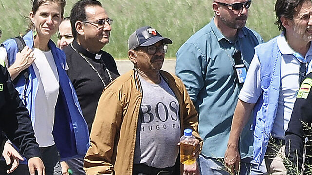 TOPSHOT - Luis Manuel Diaz (C), father of Liverpool's forward Luis Diaz, descends from a helicopter after his liberation at the Alfonso Lopez airport in Valledupar, Colombia on November 9, 2023. The ELN guerrilla, in peace negotiations with the Colombian government, released this Thursday the father of the Liverpool football player Luis Diaz, kidnapped since October 28 in a border area with Venezuela, according to images broadcasted by local media.