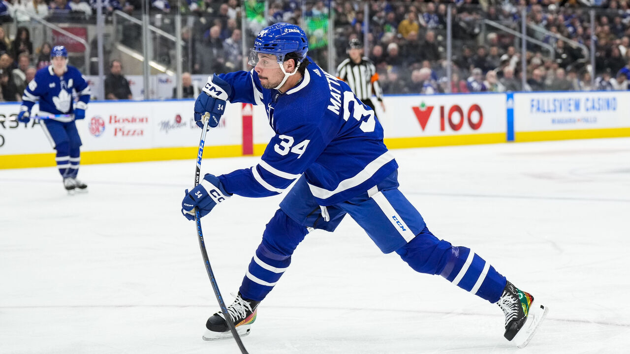 TORONTO, ON - DECEMBER 20: Auston Matthews #34 of the Toronto Maple Leafs shoots the puck against the Tampa Bay Lightning during the second period at the Scotiabank Arena on December 20, 2022 in Toronto, Ontario, Canada.