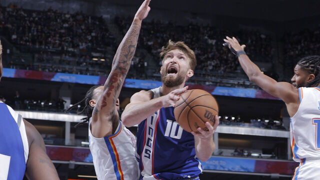 SACRAMENTO, CA - NOVEMBER 10: Domantas Sabonis #10 of the Sacramento Kings shoots the ball during the game against the Oklahoma City Thunder during the In-Season Tournament on November 10, 2023 at Golden 1 Center in Sacramento, California. Mandatory Copyright Notice: Copyright 2023 NBAE