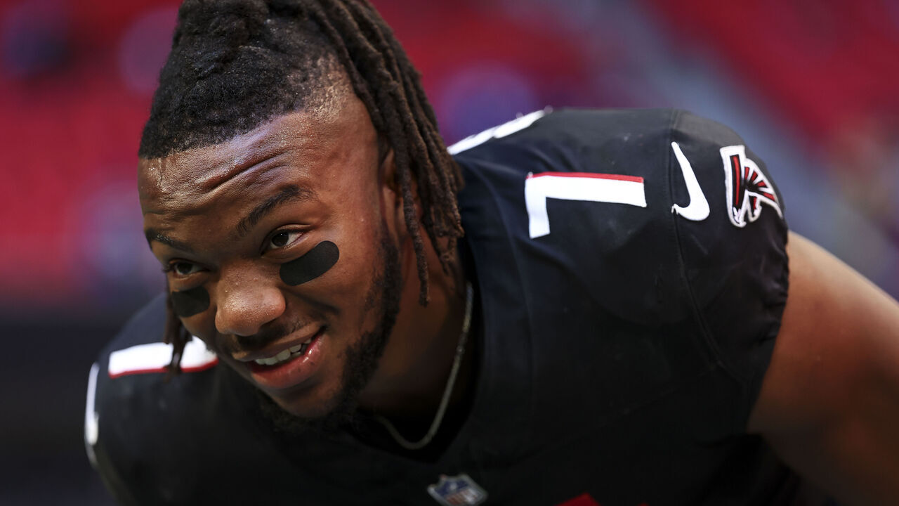 ATLANTA, GA - NOVEMBER 5: Bijan Robinson #7 of the Atlanta Falcons smiles prior to an NFL football game against the Minnesota Vikings at Mercedes-Benz Stadium on November 5, 2023 in Atlanta, Georgia.