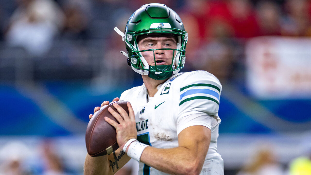 ARLINGTON, TX - JANUARY 02: Tulane Green Wave quarterback Michael Pratt (#7) throws a pass during the Goodyear Cotton Bowl game between the USC Trojans and Tulane Green Wave on January 02, 2023 at AT&T Stadium in Arlington, TX.