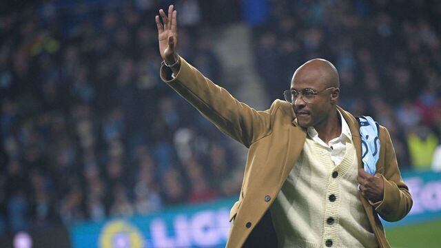 Le Havre's newly recruited Ghanean midfielder Andre Ayew waves at the crowd after the French L1 football match between Le Havre AC and AS Monaco at The Stade Oceane in Le Havre, north-western France, on November 11, 2023.