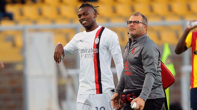 LECCE, ITALY - NOVEMBER 11: Rafael Leão of AC Milan is out due to injury during the Serie A TIM match between US Lecce and AC Milan at Stadio Via del Mare on November 11, 2023 in Lecce, Italy.