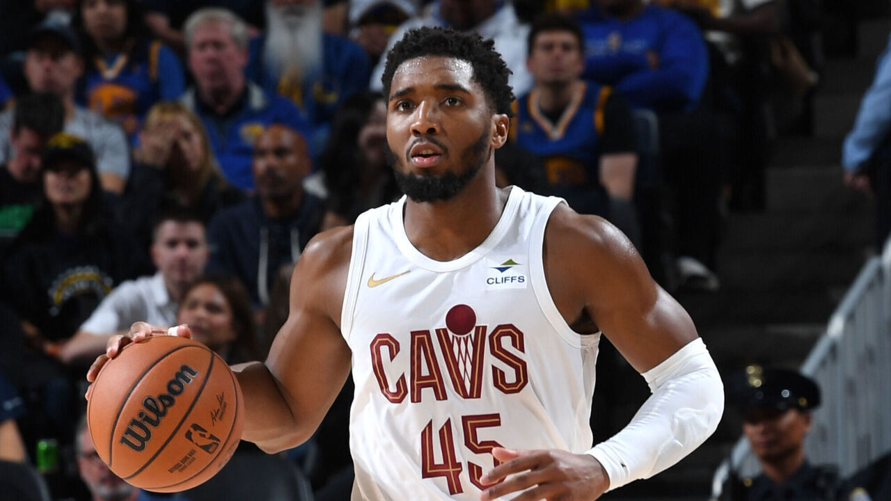 SAN FRANCISCO, CA - NOVEMBER 11: Donovan Mitchell #45 of the Cleveland Cavaliers dribbles the ball during the game against the Golden State Warriors on November 11, 2023 at Chase Center in San Francisco, California. NOTE TO USER: User expressly acknowledges and agrees that, by downloading and or using this photograph, user is consenting to the terms and conditions of Getty Images License Agreement. Mandatory Copyright Notice: Copyright 2023 NBAE