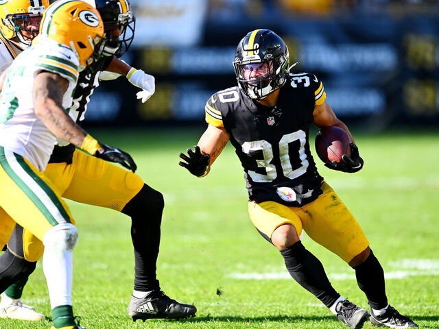 PITTSBURGH, PENNSYLVANIA - NOVEMBER 12: Jaylen Warren #30 of the Pittsburgh Steelers runs the ball against the Green Bay Packers during the second quarter at Acrisure Stadium on November 12, 2023 in Pittsburgh, Pennsylvania.