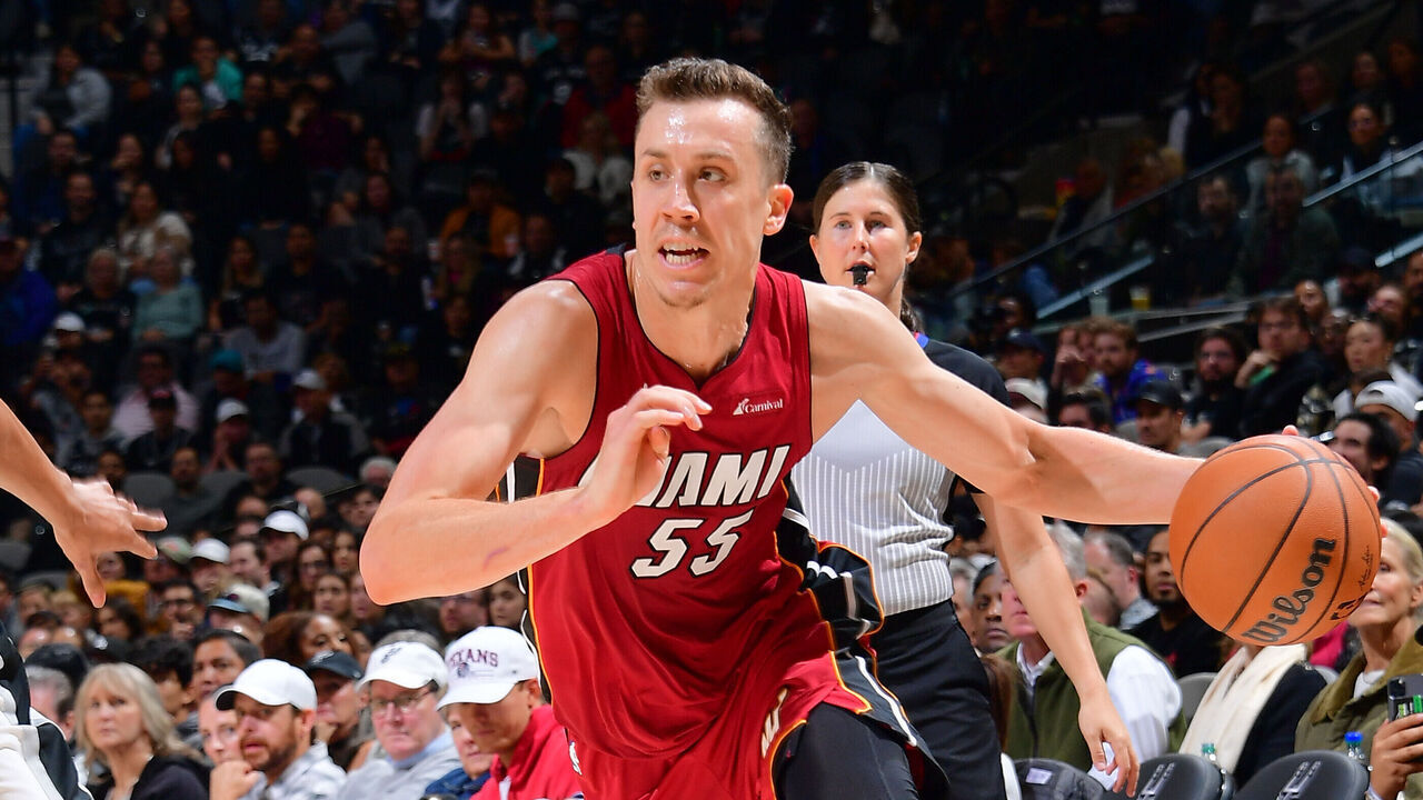 SAN ANTONIO, TX - NOVEMBER 12: Duncan Robinson #55 of the Miami Heat dribbles the ball during the game against the San Antonio Spurs on November 12, 2023 at the Frost Bank Center in San Antonio, Texas. Mandatory Copyright Notice: Copyright 2023 NBAE (Photos by Michael Gonzales/NBAE via Getty Images)