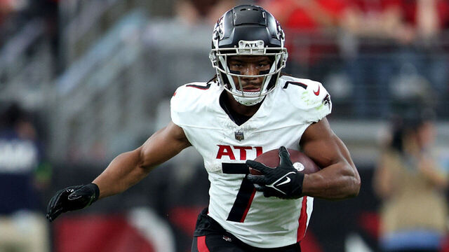 GLENDALE, ARIZONA - NOVEMBER 12: Bijan Robinson #7 of the Atlanta Falcons runs the ball after a catch against the Arizona Cardinals during the second quarter at State Farm Stadium on November 12, 2023 in Glendale, Arizona.