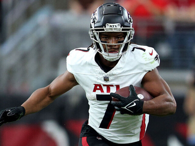 GLENDALE, ARIZONA - NOVEMBER 12: Bijan Robinson #7 of the Atlanta Falcons runs the ball after a catch against the Arizona Cardinals during the second quarter at State Farm Stadium on November 12, 2023 in Glendale, Arizona.