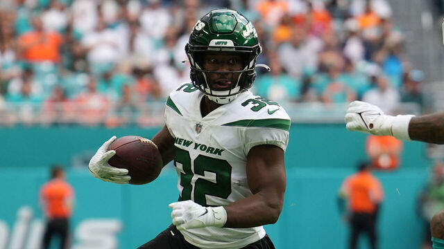 MIAMI GARDENS, FL - JANUARY 08: New York Jets running back Michael Carter (32) rushes with the ball during the game between the New York Jets and the Miami Dolphins on Sunday, January 8, 2023 at Hard Rock Stadium, Miami Gardens, Fla.
