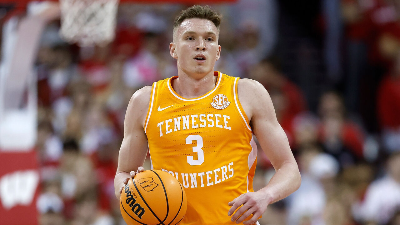 MADISON, WISCONSIN - NOVEMBER 10: Dalton Knecht #3 of the Tennessee Volunteers dribbles up court during the game against the Wisconsin Badgers at Kohl Center on November 10, 2023 in Madison, Wisconsin.