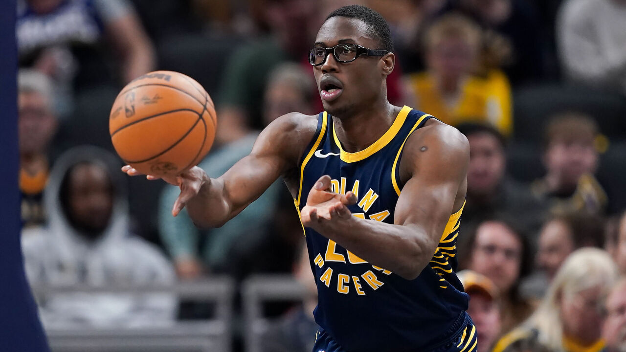 INDIANAPOLIS, INDIANA - NOVEMBER 08: Jalen Smith #25 of the Indiana Pacers passes the ball in the second quarter against the Utah Jazz at Gainbridge Fieldhouse on November 08, 2023 in Indianapolis, Indiana.