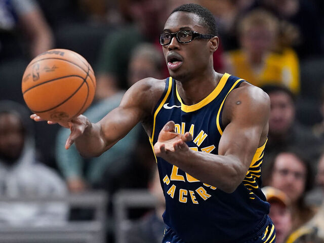 INDIANAPOLIS, INDIANA - NOVEMBER 08: Jalen Smith #25 of the Indiana Pacers passes the ball in the second quarter against the Utah Jazz at Gainbridge Fieldhouse on November 08, 2023 in Indianapolis, Indiana.