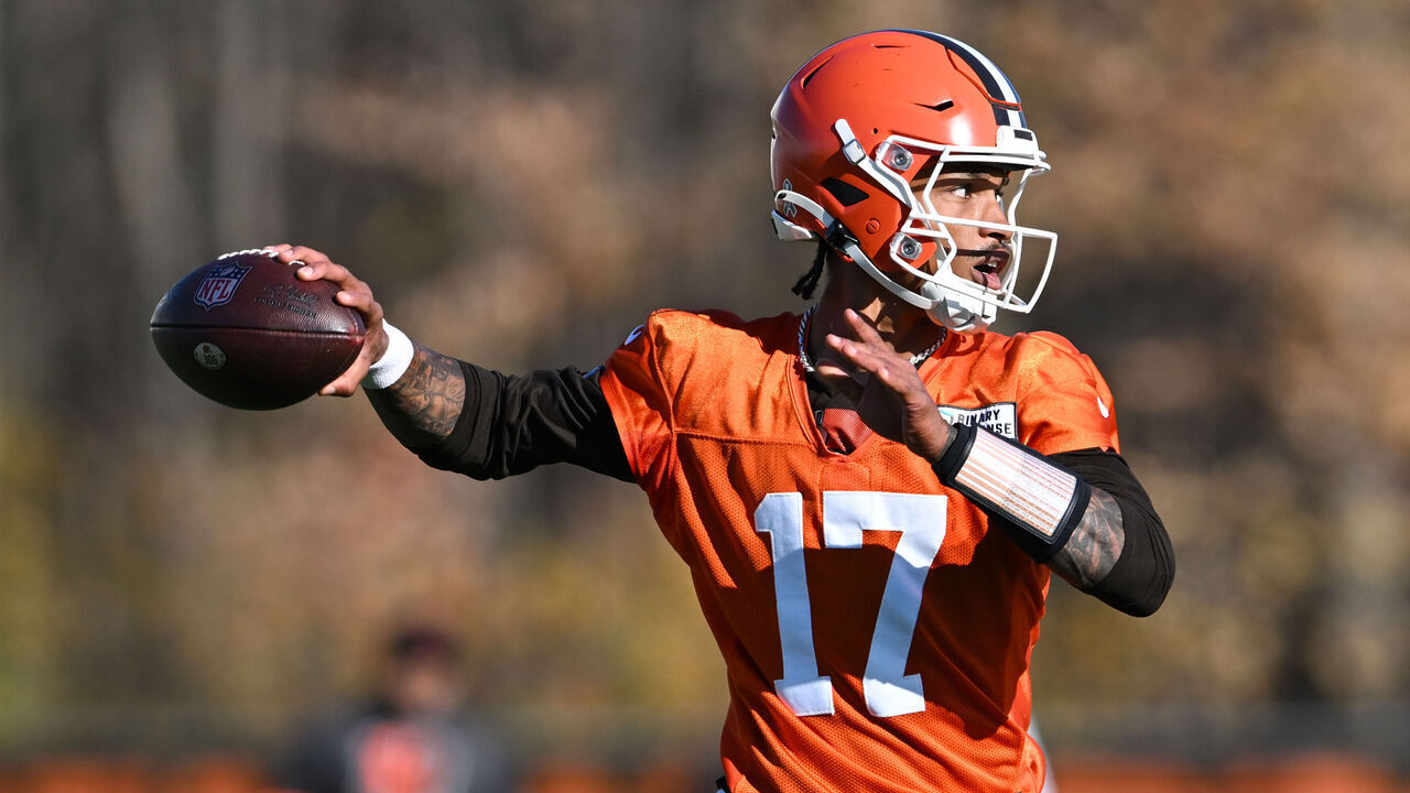 BEREA, OHIO - NOVEMBER 15: Dorian Thompson-Robinson #17 of the Cleveland Browns throws a pass during a practice at CrossCountry Mortgage Campus on November 15, 2023 in Berea, Ohio.
