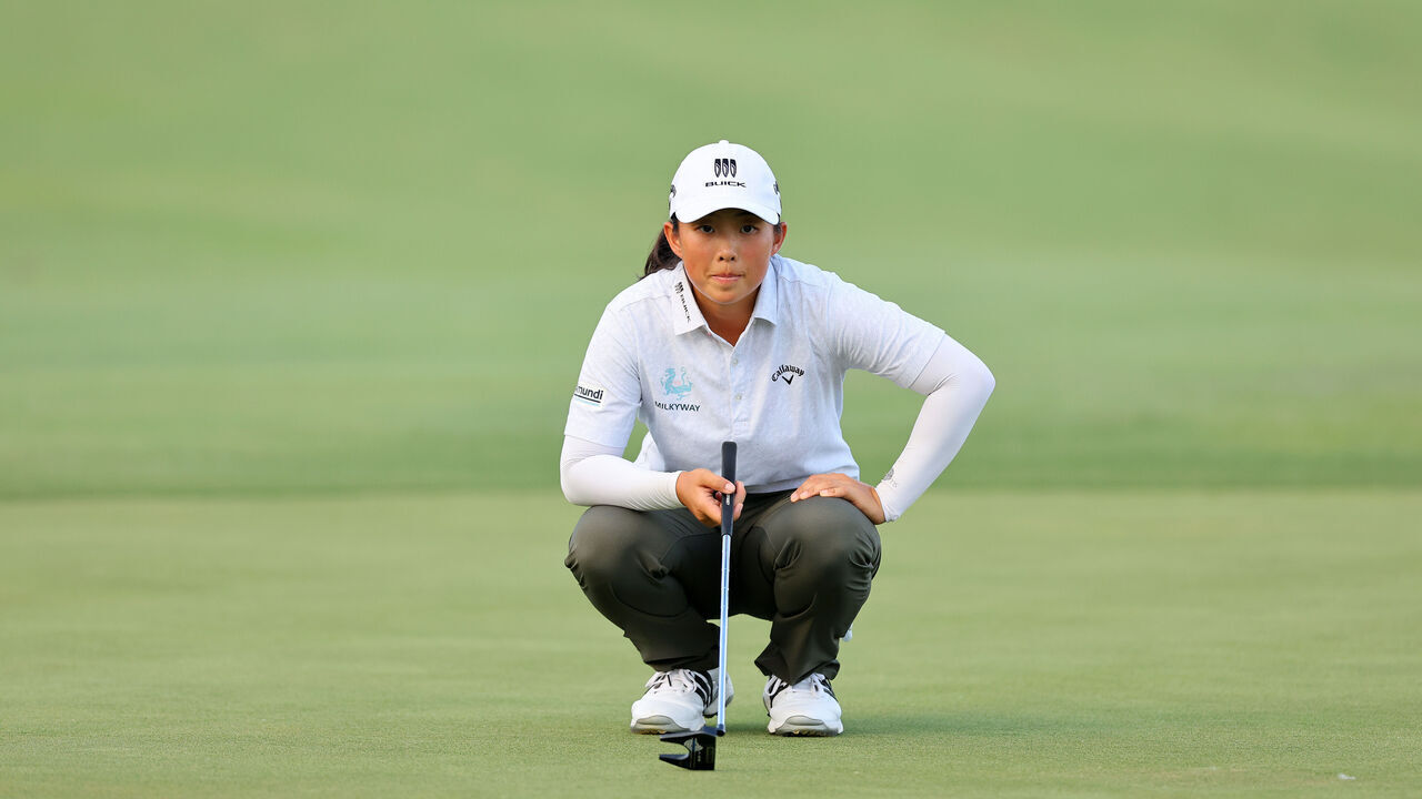 NAPLES, FLORIDA - NOVEMBER 16: Ruoning Yin of China prepares to putt on the 18th green during the first round of the CME Group Tour Championship at Tiburon Golf Club on November 16, 2023 in Naples, Florida.