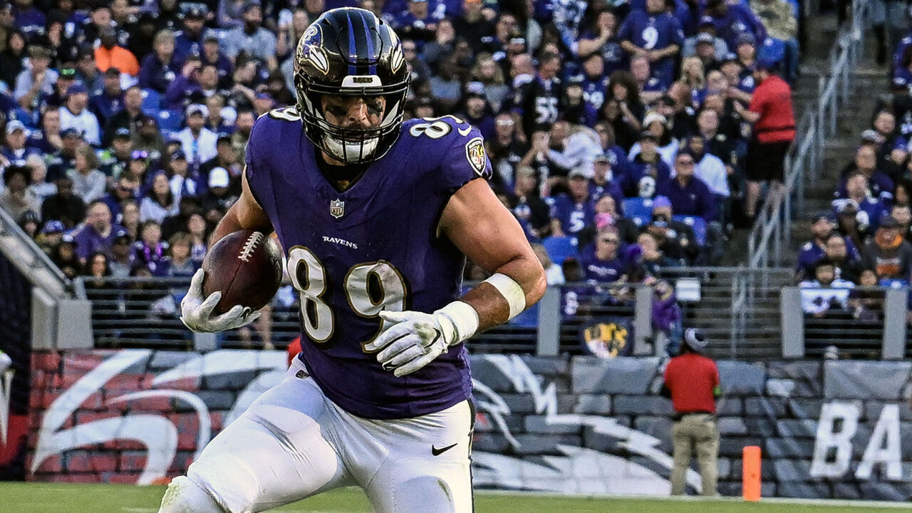 BALTIMORE, MD - NOVEMBER 05: Baltimore Ravens tight end Mark Andrews (89) makes a reception during the Seattle Seahawks game versus the Baltimore Ravens on November 5, 2023 at M&T Bank Stadium in Baltimore, MD.