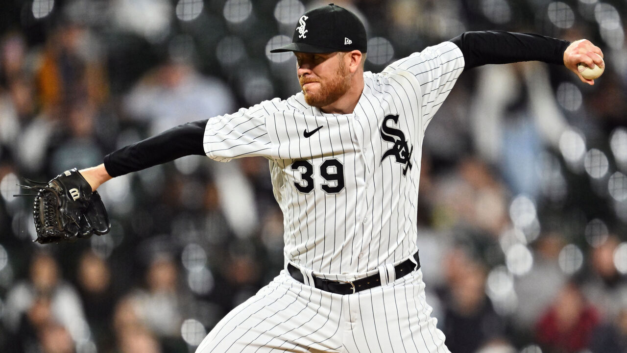 CHICAGO, IL - SEPTEMBER 13: Aaron Bummer #39 of the Chicago White Sox pitches against the Kansas City Royals at Guaranteed Rate Field on September 13, 2023 in Chicago, Illinois.