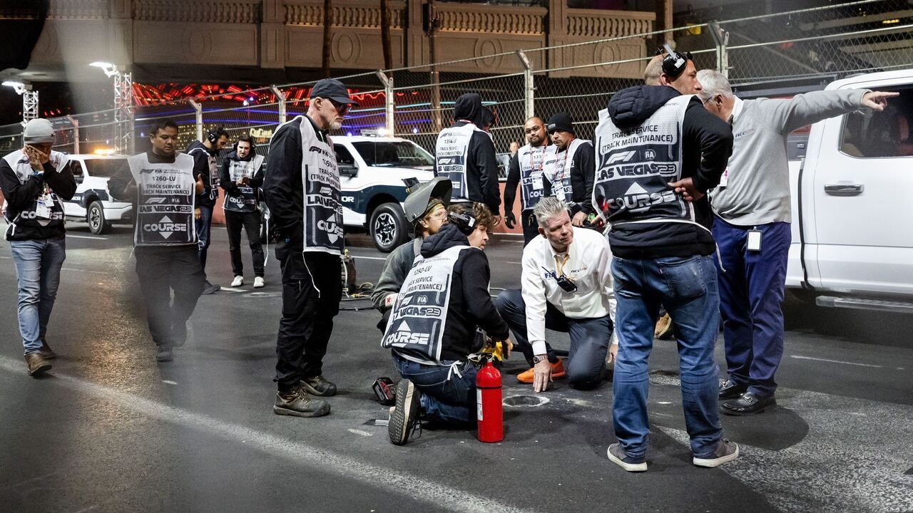 LAS VEGAS - The loose manhole cover caused the 1st free practice to be halted prematurely prior to the Las Vegas Formula 1 Grand Prix at the Las Vegas Strip Circuit in Nevada. ANP SEM VAN DER WAL