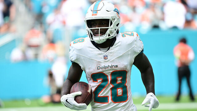 Football: Miami Dolphins De'Von Achane (28) in action, runs the football vs. Denver Broncos at Hard Rock Stadium. Miami Gardens 9/24/2023 CREDIT: Kohjiro Kinno (Set Number: X164432 TK1)