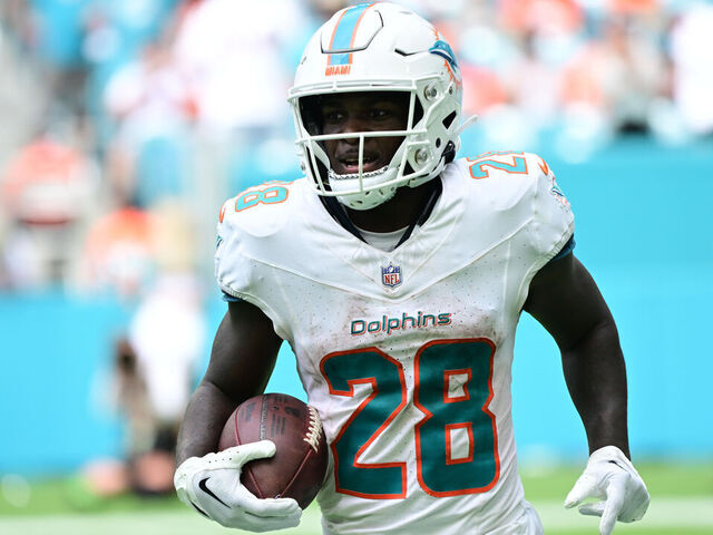 Football: Miami Dolphins De'Von Achane (28) in action, runs the football vs. Denver Broncos at Hard Rock Stadium. Miami Gardens 9/24/2023 CREDIT: Kohjiro Kinno (Set Number: X164432 TK1)