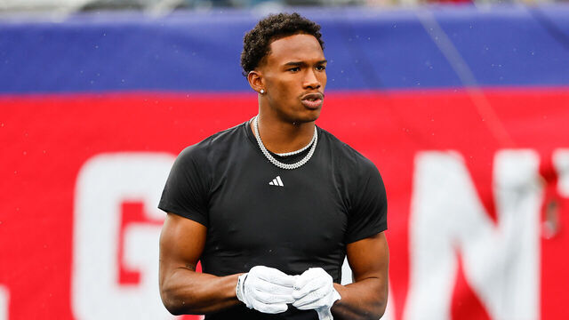 EAST RUTHERFORD, NJ - OCTOBER 29: Garrett Wilson (17) of the New York Jets warms up on the field prior to the game against the New York Giants on October 29, 2023 at MetLife Stadium in East Rutherford, New Jersey.
