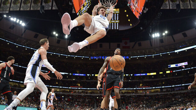 CHICAGO, ILLINOIS - NOVEMBER 17: Franz Wagner #22 of the Orlando Magic dunks in the first half of an NBA In-Season Tournament against the Chicago Bulls at the United Center on November 17, 2023 in Chicago, Illinois.