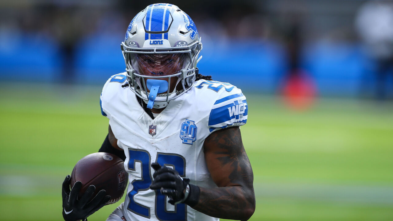INGLEWOOD, CA - NOVEMBER 12: Detroit Lions running back Jahmyr Gibbs (26) runs during the NFL game between the Detroit Lions and the Los Angeles Chargers on November 12, 2023, at SoFi Stadium in Inglewood, CA.