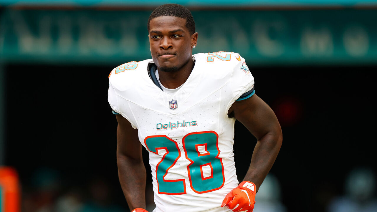 MIAMI GARDENS, FLORIDA - OCTOBER 8: De'Von Achane #28 of the Miami Dolphins runs out of the tunnel during player introductions prior to a game against the New York Giants at Hard Rock Stadium on October 8, 2023 in Miami Gardens, Florida.