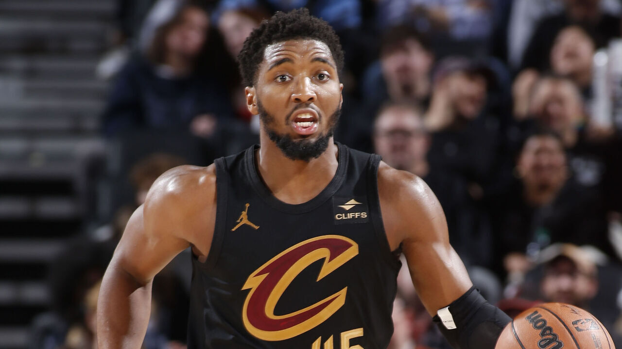 PORTLAND, OR - NOVEMBER 15: Donovan Mitchell #45 of the Cleveland Cavaliers dribbles the ball during the game against the Portland Trail Blazers on November 15, 2023 at the Moda Center Arena in Portland, Oregon. Mandatory Copyright Notice: Copyright 2023 NBAE