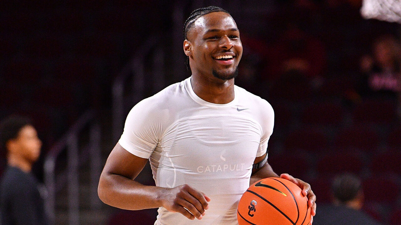 LOS ANGELES, CA - NOVEMBER 19: USC Trojans guard Bronny James (6) warms up before the college basketball game between the Brown Bears and the USC Trojans on November 19, 2023 at Galen Center in Los Angeles, CA.