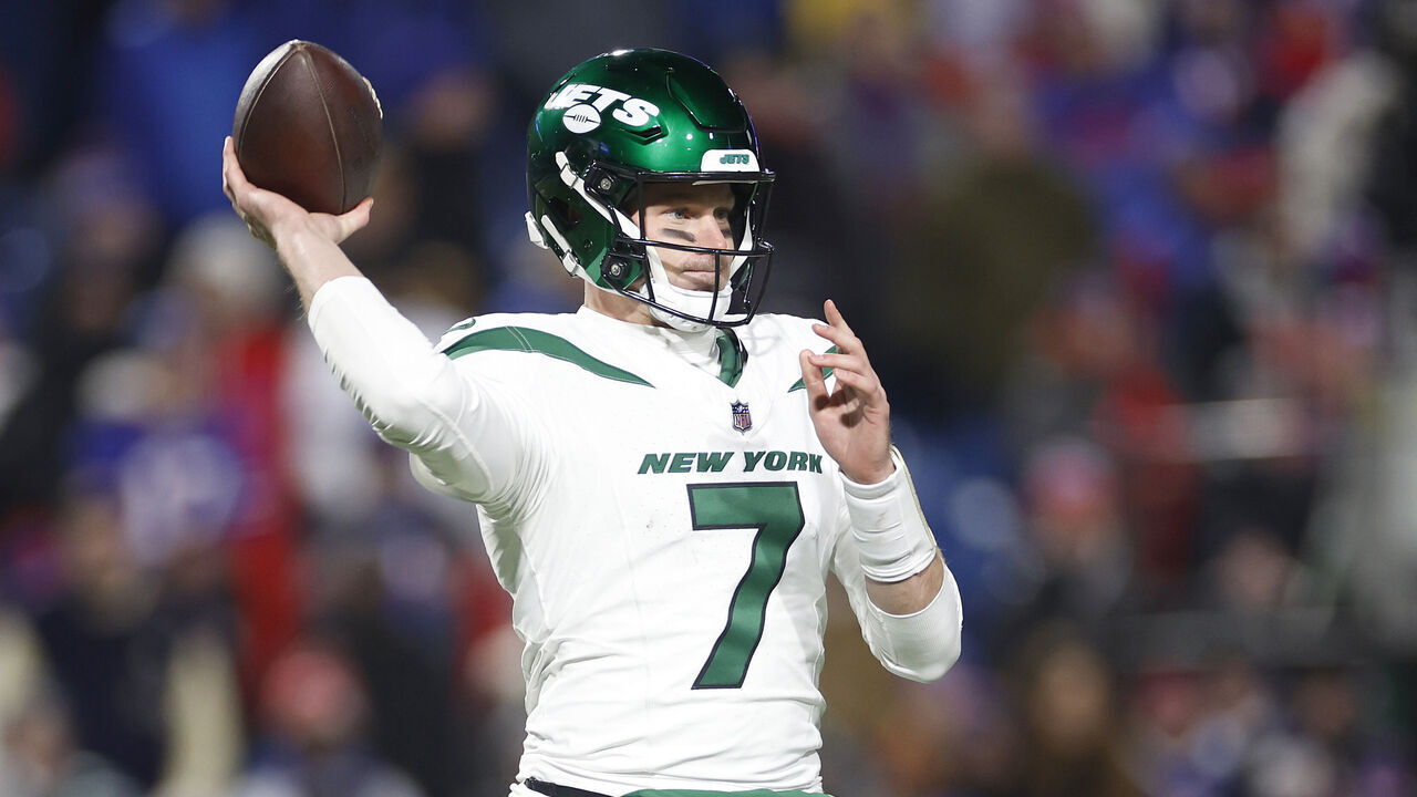 ORCHARD PARK, NEW YORK - NOVEMBER 19: Tim Boyle #7 of the New York Jets throws a pass in the fourth quarter against the Buffalo Bills at Highmark Stadium on November 19, 2023 in Orchard Park, New York.