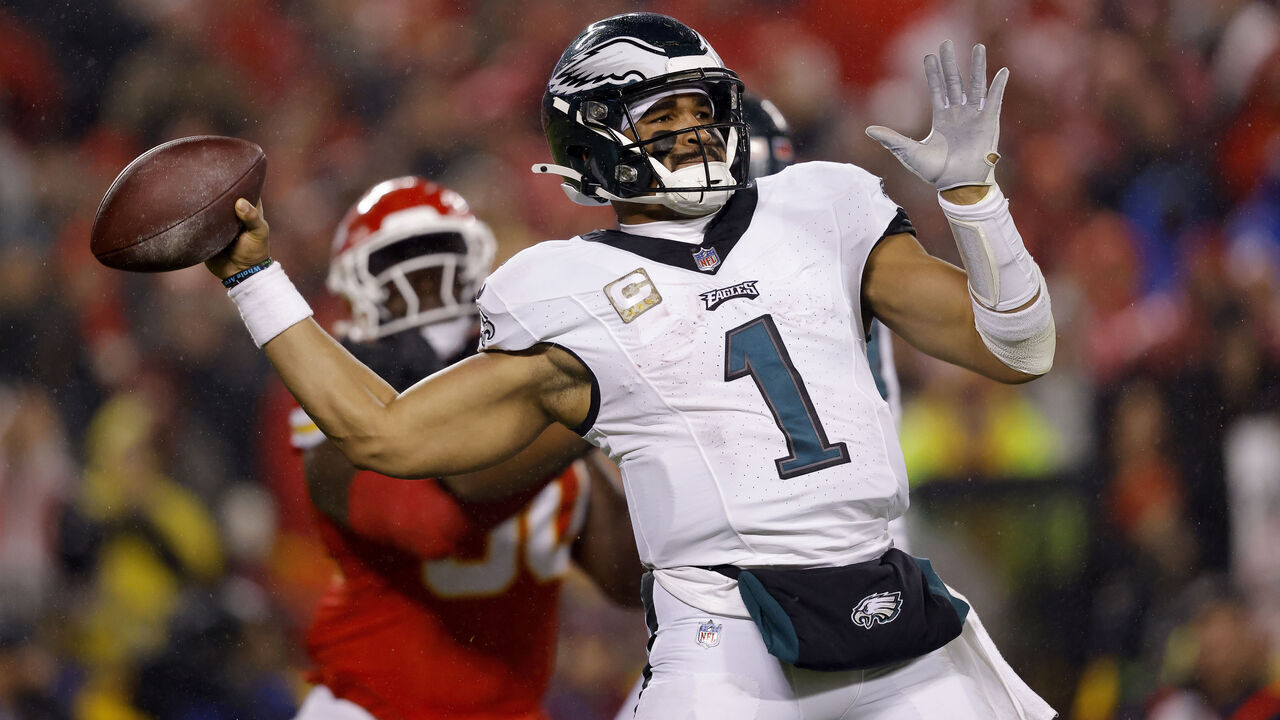 KANSAS CITY, MISSOURI - NOVEMBER 20: Jalen Hurts #1 of the Philadelphia Eagles passes the ball against the Kansas City Chiefs in the second half at GEHA Field at Arrowhead Stadium on November 20, 2023 in Kansas City, Missouri.