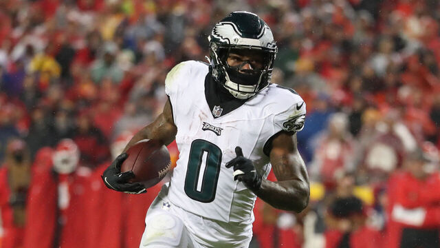 KANSAS CITY, MO - NOVEMBER 20: Philadelphia Eagles running back D'Andre Swift (0) runs for a 4-yard touchdown in the first quarter of an NFL football game between the Philadelphia Eagles and Kansas City Chiefs on Nov 20, 2023 at GEHA Field at Arrowhead Stadium in Kansas City, MO.