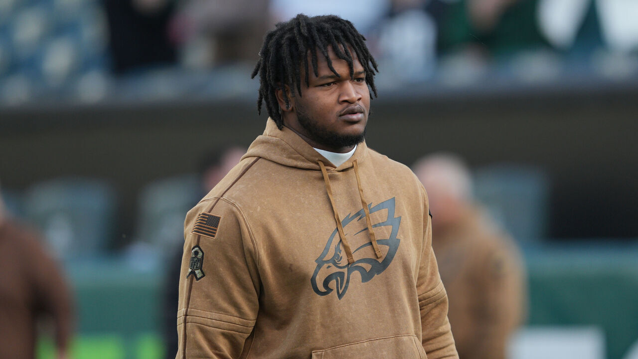 PHILADELPHIA, PA - NOVEMBER 05: Philadelphia Eagles defensive tackle Jalen Carter (98) warms up during the game between the Dallas Cowboys and the Philadelphia Eagles on November 5, 2023 at Lincoln Financial Field.